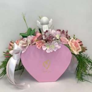 Różowy flower box w kształcie serca