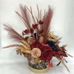Bordowy flower box z trawami