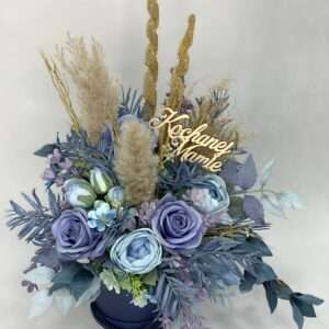Niebieski flower box z trawami