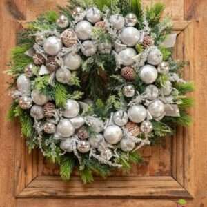 Wianek ze srebrnymi bombkami nr B005
