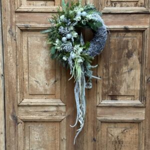 Wianek świąteczny 42 cm srebrne dodatki nr B353