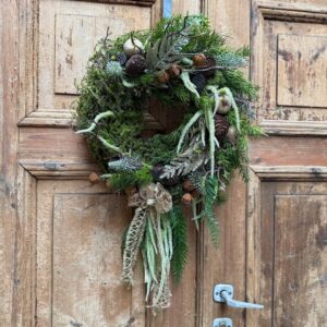 Wianek świąteczny 43 cm mech złote dodatki nr B364