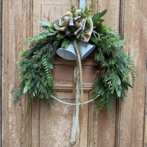 Wianek na obręczy białe dzwonki 48 cm nr B374