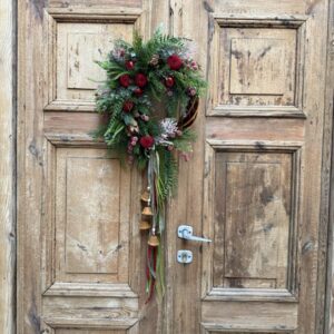 Wianek zimowy jabłuszka rdzawe dzwonki 40 cm nr B389