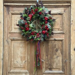 Wianek świąteczny 60 cm czerwony z reniferem nr B400