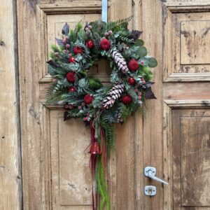 Wianek zimowy jabłuszka i szyszki 50 cm nr B393